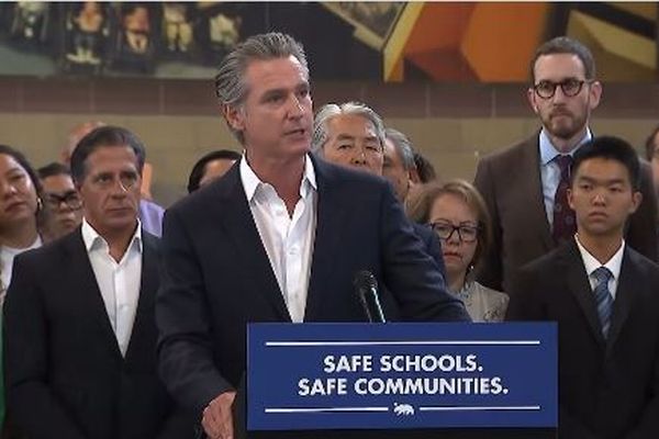 カリフォルニア州で、ICEを含む連邦捜査官のマスク着用を禁止