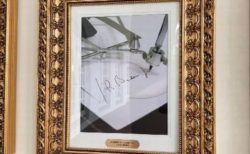 トランプ氏、飾られていたバイデン氏の写真をオートペンに変える