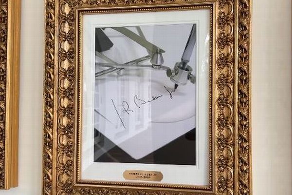 トランプ氏、飾られていたバイデン氏の写真をオートペンに変える