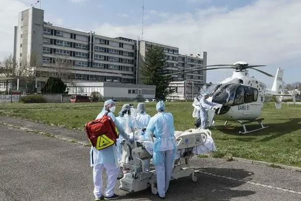 フランス政府、国内の病院に対し戦争に備えるよう要請