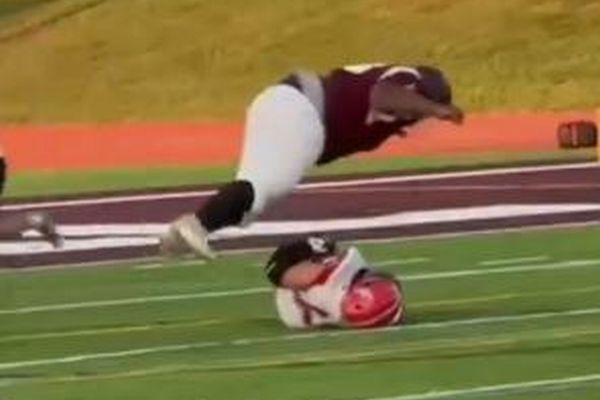 フットボールの試合で高校生が脊椎を骨折、相手選手が不必要な攻撃【動画】