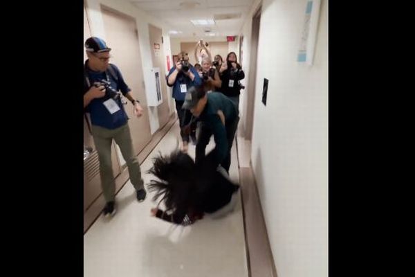 移民・関税執行局の職員が女性に暴力、激しく床に突き飛ばす【動画】