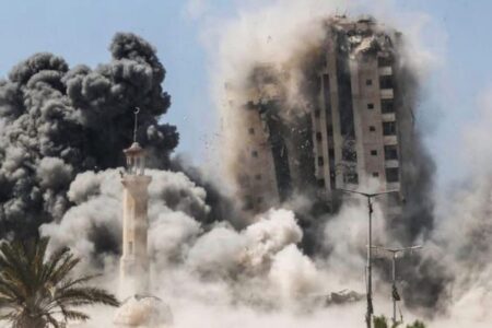イスラエル軍、ガザ市の高層マンションを攻撃、新たな避難勧告を発令