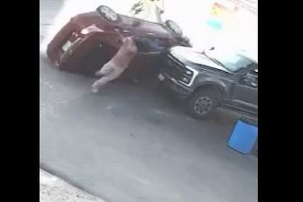 ガソリンスタンドにいた男性、暴走してきた車を間一髪で避ける【動画】