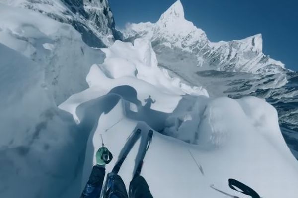 ポーランド人のスキーヤー、世界で初めてエベレスト山頂から滑降