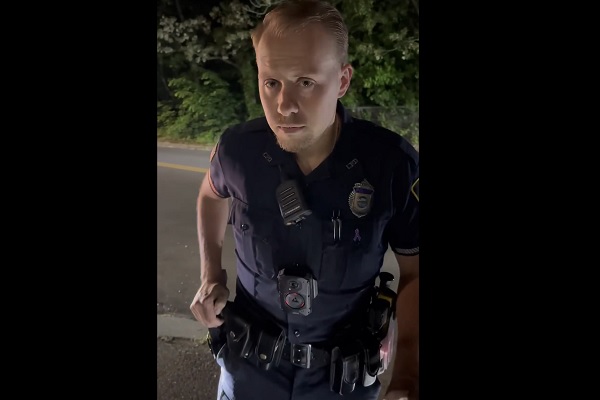 【動画】意識朦朧で拳銃に手をかけ職務質問か。米警察官の動画が話題に