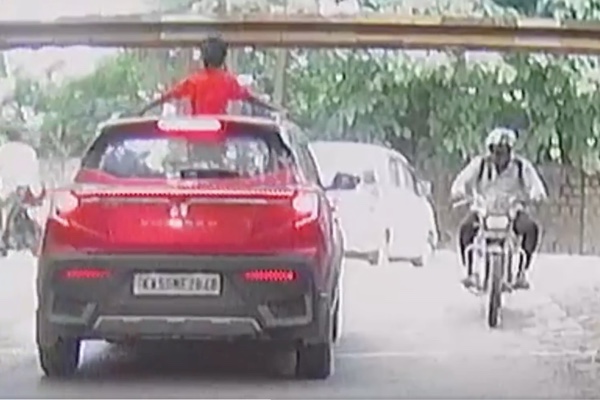 サンルーフから出した頭が鉄の車高制限バーに当たり大怪我、拡散中の映像が痛ましい