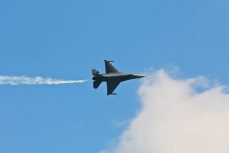 ロシアの無人機がルーマニアの領空を侵犯、F-16戦闘機がスクランブル発進