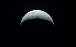土星の衛星「エンケラドゥス」から有機物を検出、生命のいる可能性が高まる