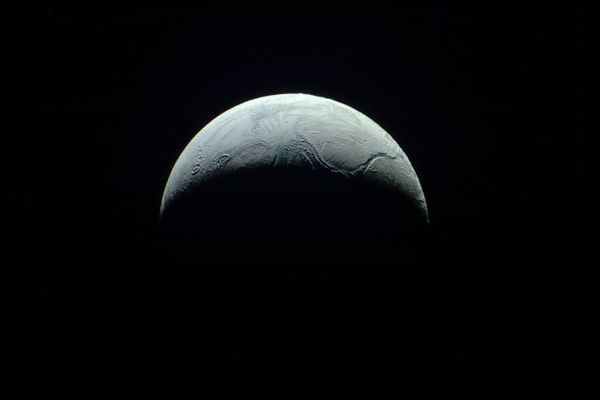 土星の衛星「エンケラドゥス」から有機物を検出、生命のいる可能性が高まる