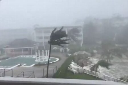 最恐ハリケーン「メリッサ」がキューバに上陸、73万人が避難【動画】