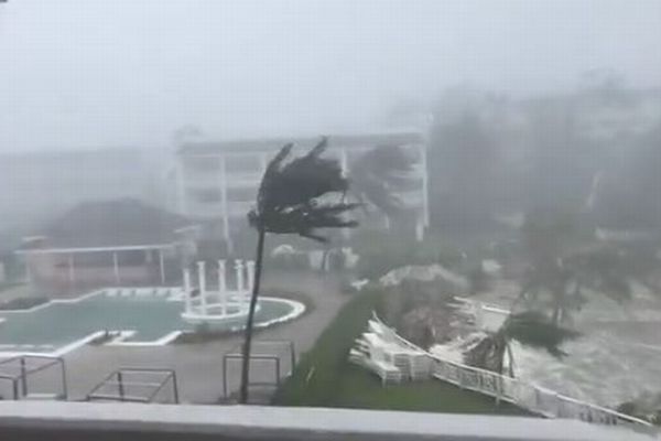 最恐ハリケーン「メリッサ」がキューバに上陸、73万人が避難【動画】