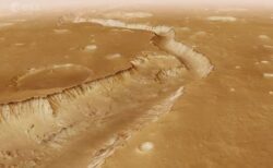 火星にある全長1300kmもの峡谷、ESAが動画を公開