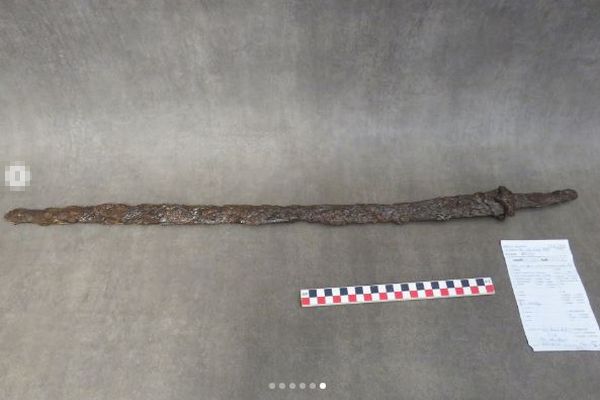 ハンガリーで7世紀の戦士の墓から鉄剣を発見、宝飾品も発掘