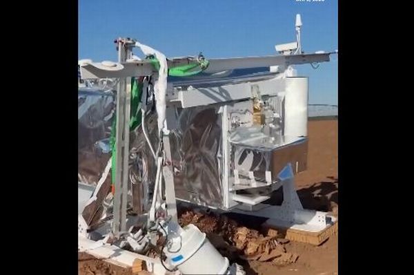 テキサス州の畑に巨大なNASAの機器が落下、目撃者もびっくり【動画】