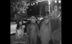 玄関の前にハロウィーンの衣装を着た3人組、住民を脅迫する