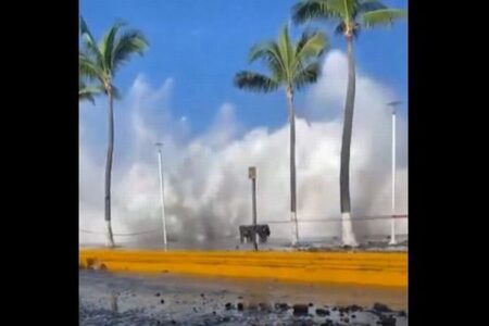 ハリケーン「プリシラ」がメキシコに接近、巨大な高波が発生【動画】