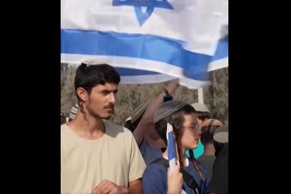 イスラエルの市民、国境検問所でガザ地区へ向かうトラックを阻止