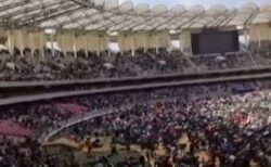 ケニアのスタジアムで警察が群衆に対し発砲、3人が死亡【動画】