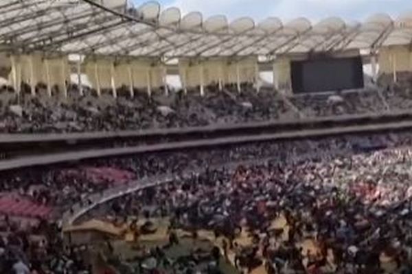 ケニアのスタジアムで警察が群衆に対し発砲、3人が死亡【動画】