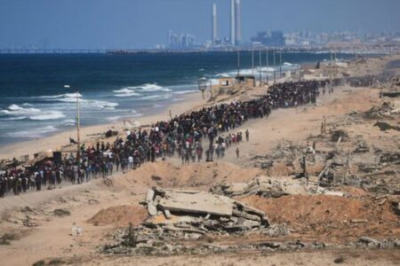 ガザ地区でイスラエル軍が撤退、避難していたパレスチナ人が北部へ帰還