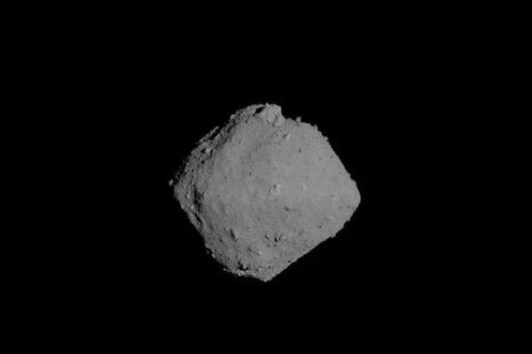 小惑星「リュウグウ」の内部に水の痕跡、海の形成の謎に迫る