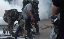 トランプ政権がシカゴへの州兵派遣を承認、国境警備隊員が女性に発砲