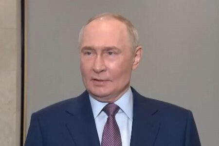 プーチン大統領が米政府の制裁に屈しないと発言、経済への影響も認める
