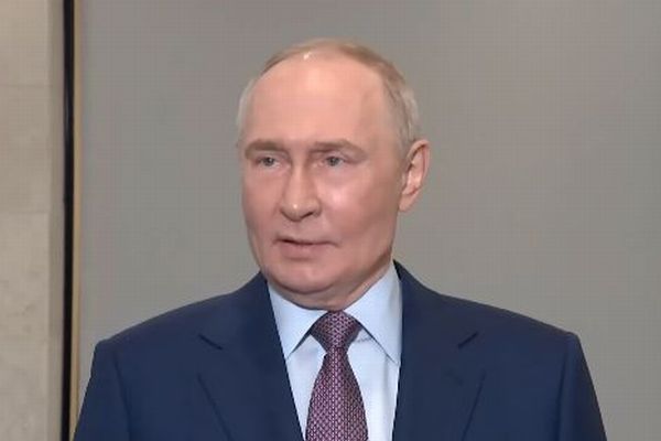 プーチン大統領が米政府の制裁に屈しないと発言、経済への影響も認める