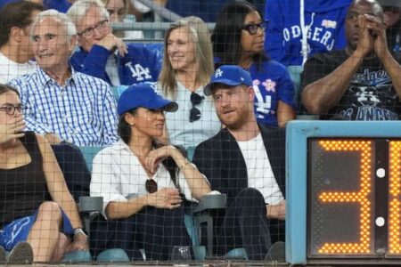 MLBのワールドシリーズをヘンリー王子とメーガン妃が観戦、ブーイングを浴びる