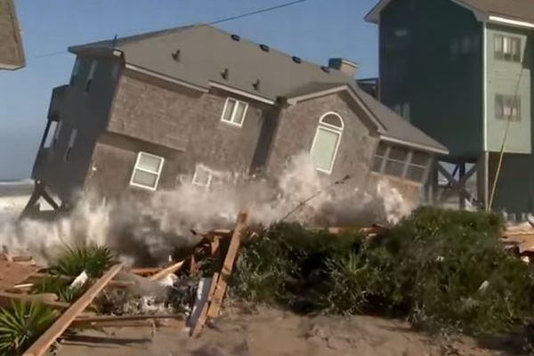 ハリケーンの接近により高波が発生、記者が現場にいる最中、建物が倒壊【アメリカ】
