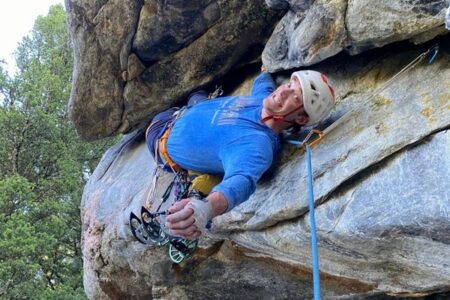 人気クライマー、登山のライブ配信中に崖から転落し、死亡