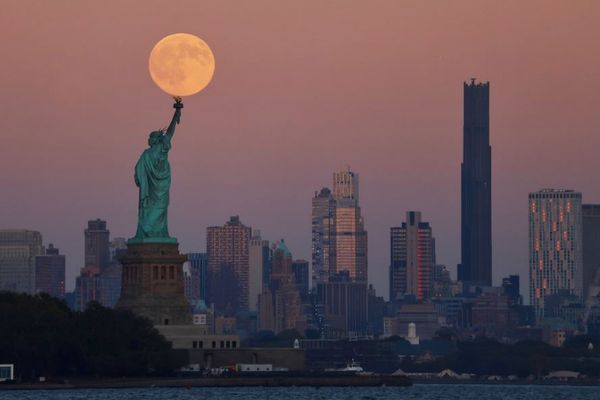 「ハーベスト・スーパームーン」が、米各地の夜空を照らす【動画】