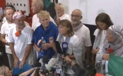 イスラエルから解放されたグレタさんがギリシャへ到着、虐待されたと証言
