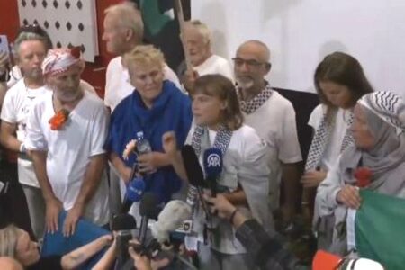 イスラエルから解放されたグレタさんがギリシャへ到着、虐待されたと証言