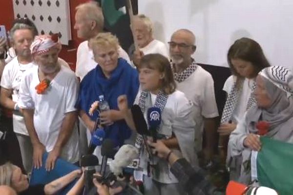 イスラエルから解放されたグレタさんがギリシャへ到着、虐待されたと証言