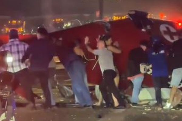 医療ヘリが高速道路に墜落、人々が機体を持ち上げ、救助を支援【アメリカ】