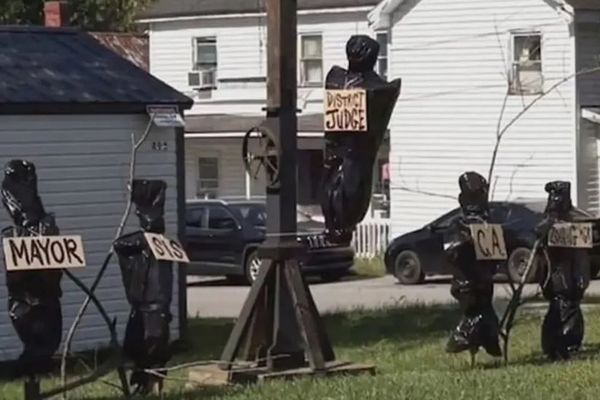 庭に多数の遺体袋、ハロウィーンの装飾がヤバすぎて、男を逮捕【アメリカ】