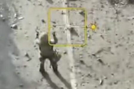 ウクライナ軍に降伏しようとしたロシア兵、味方のドローンで殺害される【動画】