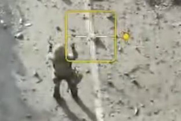ウクライナ軍に降伏しようとしたロシア兵、味方のドローンで殺害される【動画】