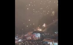 無数のドローンの破片が燃えながら降りかかる、観客もパニック【動画】