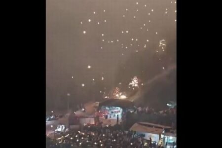 無数のドローンの破片が燃えながら降りかかる、観客もパニック【動画】