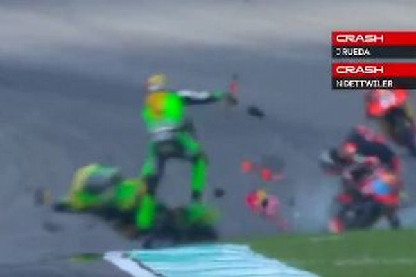 マレーシアGPでバイクが衝突、レーサー2人が病院へ搬送【動画】