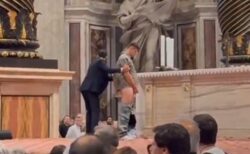 バチカンのサン・ピエトロ大聖堂内で、男が神聖な祭壇に放尿【動画】