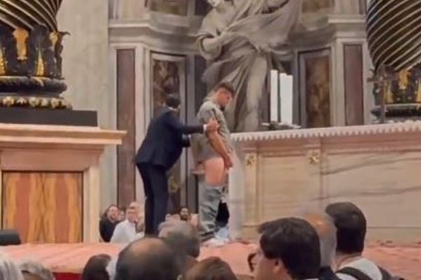 バチカンのサン・ピエトロ大聖堂内で、男が神聖な祭壇に放尿【動画】