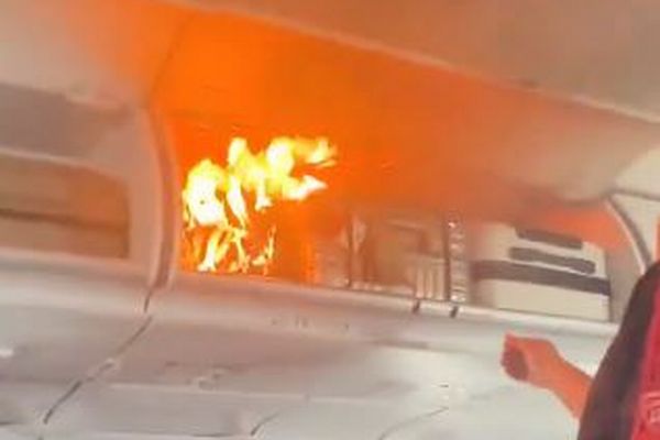 「エア・チャイナ」の機内でモバイルバッテリーが発火、激しい炎と煙が噴き出す【動画】
