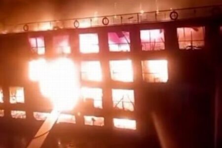 エジプトのナイル川で遊覧船が火災、220人の観光客が避難