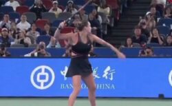女子テニス選手が試合中、怒りをぶちまけ、ラケットを投げつける【動画】