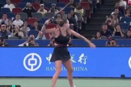 女子テニス選手が試合中、怒りをぶちまけ、ラケットを投げつける【動画】