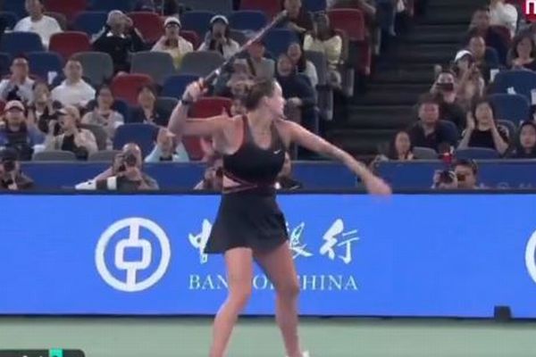 女子テニス選手が試合中、怒りをぶちまけ、ラケットを投げつける【動画】